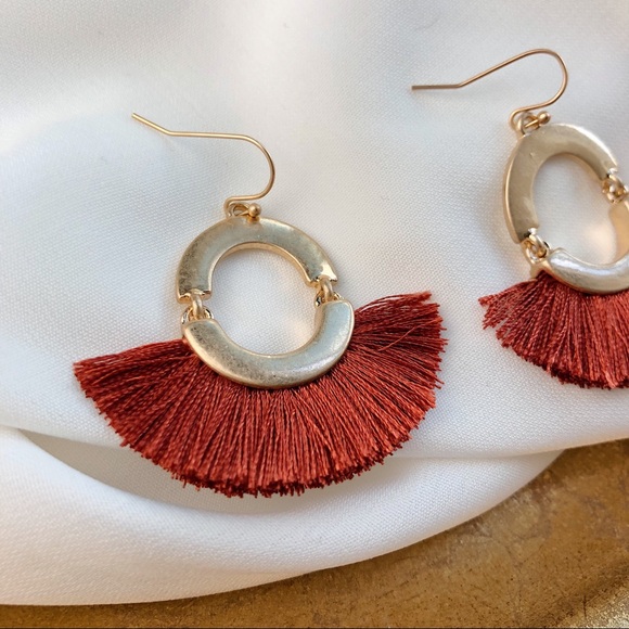 TASSEL EARRING - Picture 6 of 8